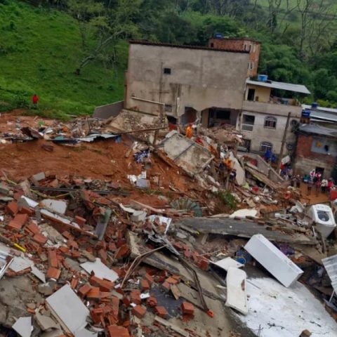 Tragédia em Minas Gerais: Bombeiros buscam por 47 desaparecidos; 23 morreram