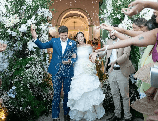 João Campos e Tabata Amaral se casam na Praia dos Carneiros em Tamandaré