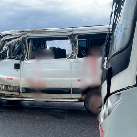 Duas pessoas morrem e passageiros ficam feridos após colisão entre caminhão e van na PE-103, em Bezerros