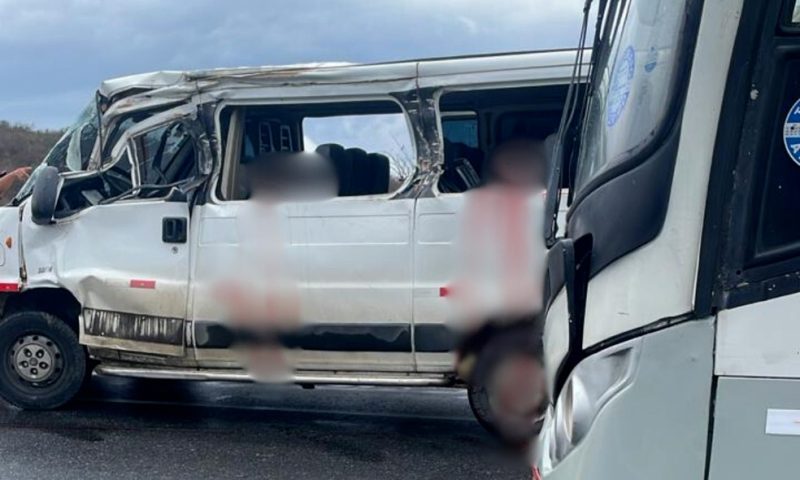 Duas pessoas morrem e passageiros ficam feridos após colisão entre caminhão e van na PE-103, em Bezerros