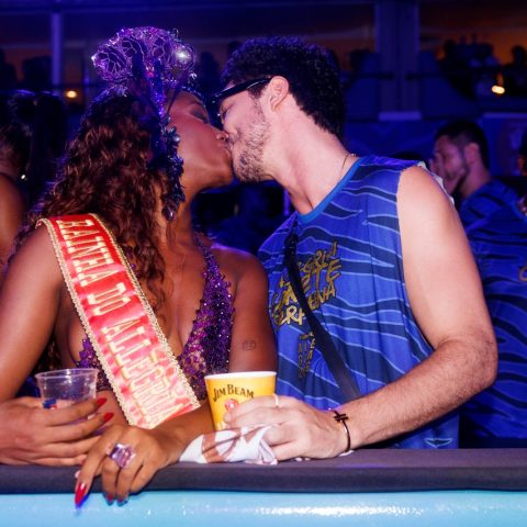 IZA volta com namorado à Sapucaí um dia após assumir romance:“Estou feliz”