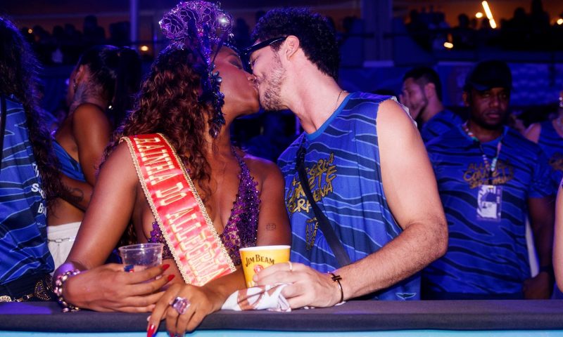 IZA volta com namorado à Sapucaí um dia após assumir romance:“Estou feliz”