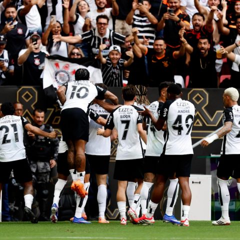 Corinthians desbanca favorito Flamengo, conquista a Supercopa Rei e empilha mais uma taça