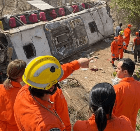 Grave Acidente:Ônibus com romeiros capota e deixa 15 mortos no Interior de Alagoas