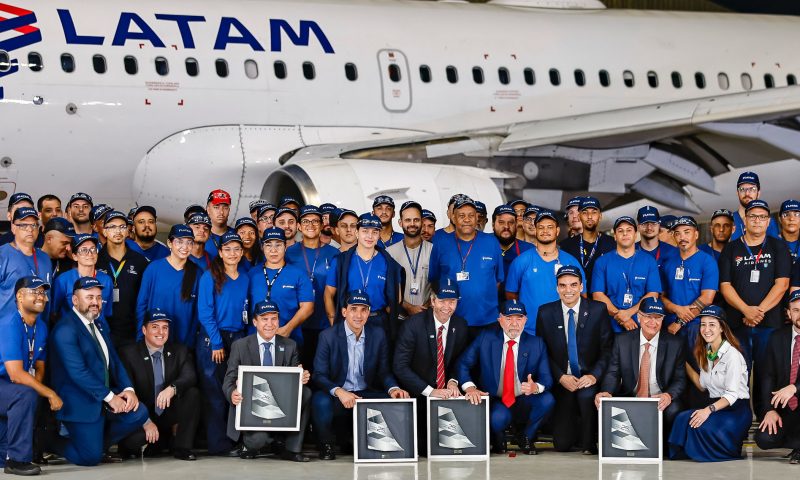 Investimentos de US$ 4 bilhões: Latam encomenda 24 aviões da Embraer: ‘‘parceria fantástica para ampliar voos e empregos no Brasil,diz Lula