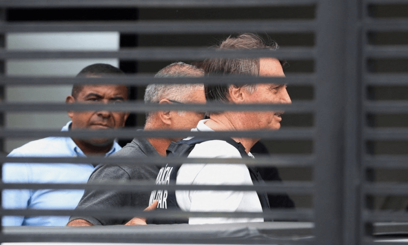 Bolsonaro recebe alta, coloca tornozeleira e segue para prisão domiciliar temporária pelo prazo inicial de 90 dias