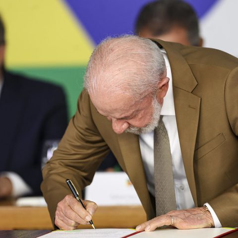 Lula sanciona piso salarial de R$ 5.130 para professores da educação básica