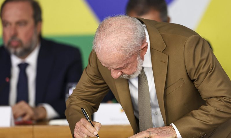 Lula sanciona piso salarial de R$ 5.130 para professores da educação básica