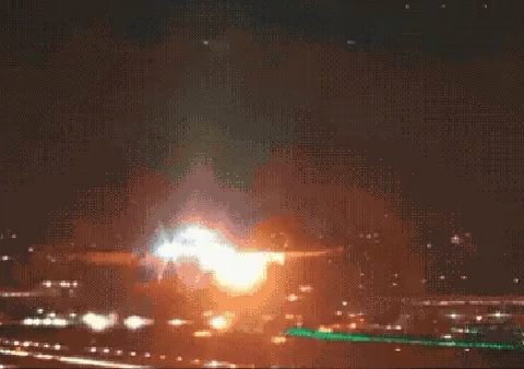 VIDEO: Motor de avião com mais de 280 pessoas explode na decolagem,e piloto realiza pouso de emergência em Guarulhos,SP