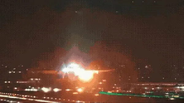 VIDEO: Motor de avião com mais de 280 pessoas explode na decolagem,e piloto realiza pouso de emergência em Guarulhos,SP