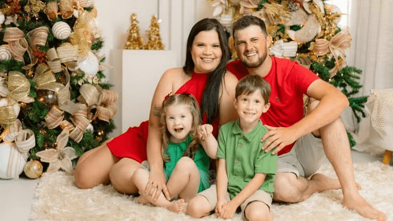 Pai, mãe e filhos de 2 e 6 anos morrem após carro derrapar e ser atingido por caminhão