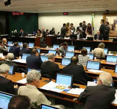 Câmara inicia debate sobre fim da escala 6×1