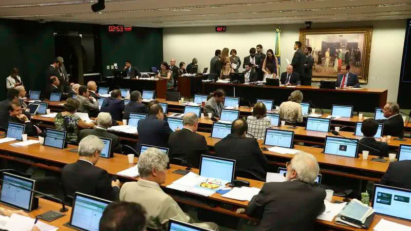 Câmara inicia debate sobre fim da escala 6×1