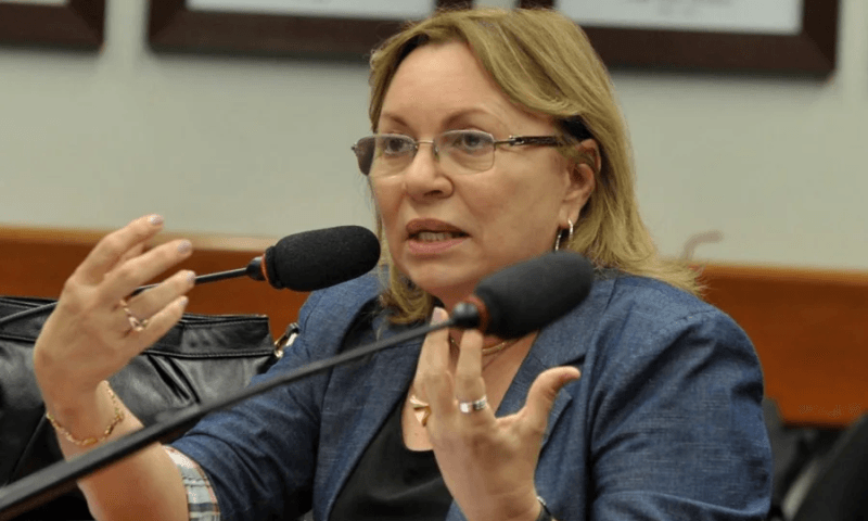 Desvios no INSS: Deputada é alvo de operação contra fraudes no INSS e coloca tornozeleira eletrônica