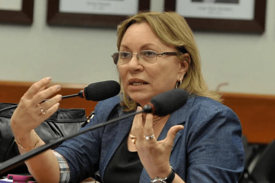 Desvios no INSS: Deputada é alvo de operação contra fraudes no INSS e coloca tornozeleira eletrônica