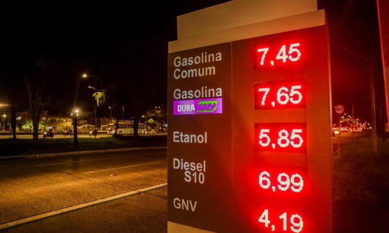 Preço da gasolina em Pernambuco chega a R$ 7,45 e é o maior do Nordeste e o terceiro mais caro do Brasil