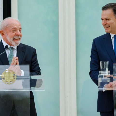 Ao lado de primeiro-ministro português, Lula defende imigrantes brasileiros em Portugal