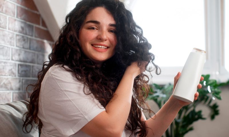 Textura e leveza: por que os cachos de sereia conquistam diferentes tipos de cabelo?