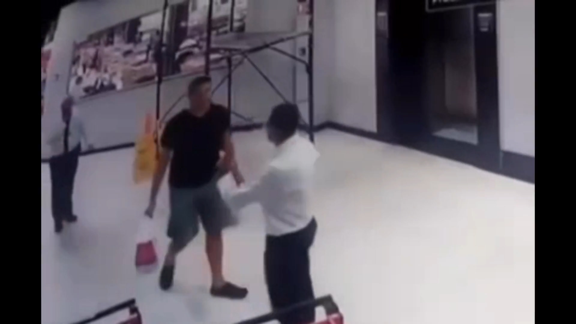 VIDEO:Delegado da PF é flagrado furtando iguaria de luxo no shopping Rio Mar no Recife