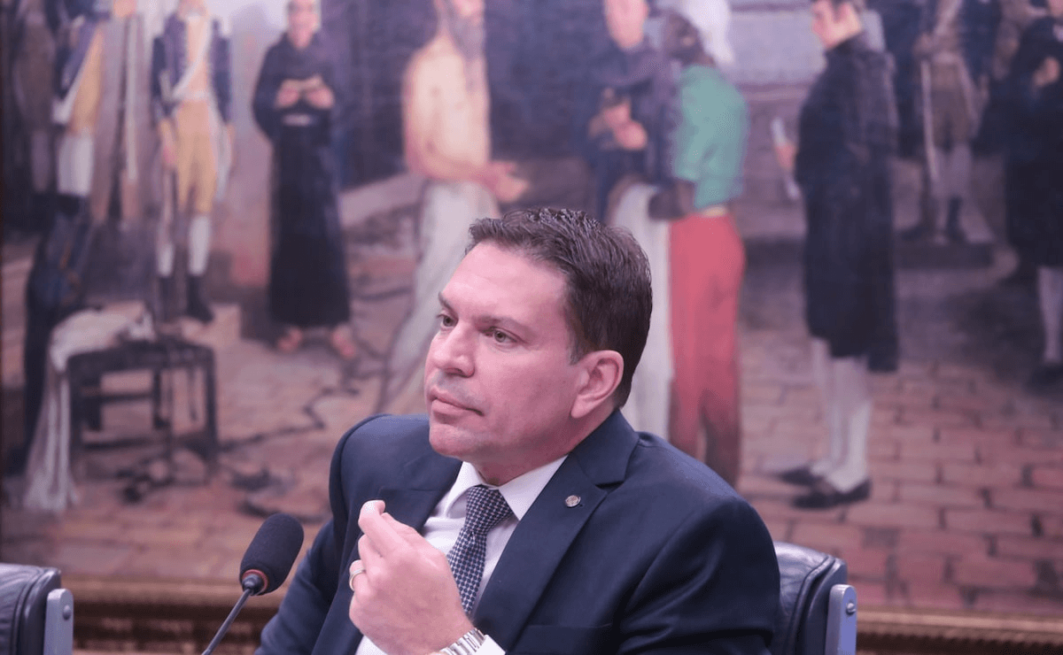 Ex-deputado Alexandre Ramagem foi abordado na rua pelo ICE em Orlando, teve documentos analisados e acabou preso