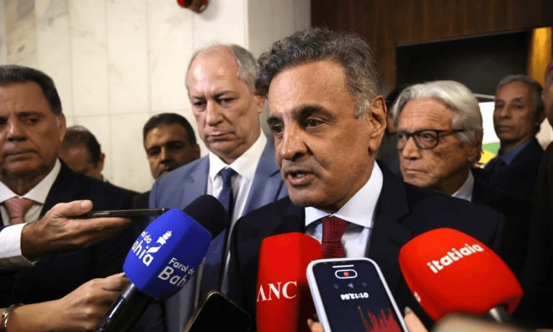 Aécio Neves convida Ciro Gomes a disputar Presidência pelo PSDB em 2026