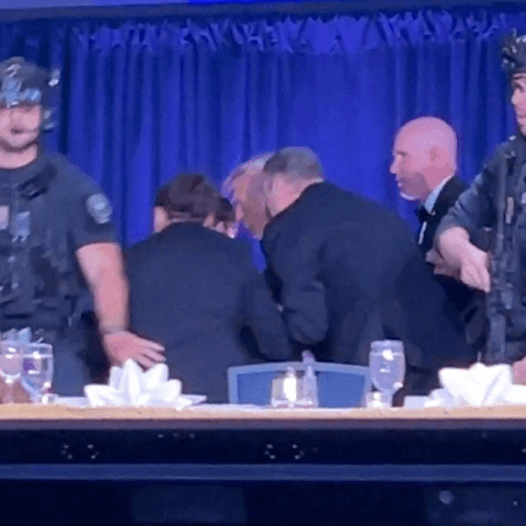 Vídeo mostra momento em que Trump é retirado de jantar após tiros em hotel