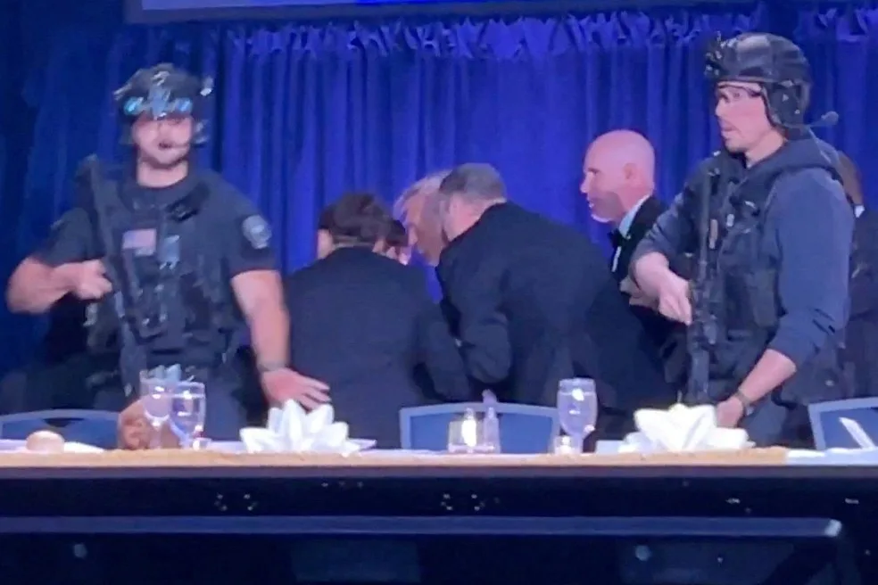 Vídeo mostra momento em que Trump é retirado de jantar após tiros em hotel