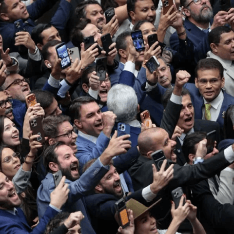 Congresso derruba veto de Lula a projeto que reduz pena de Bolsonaro