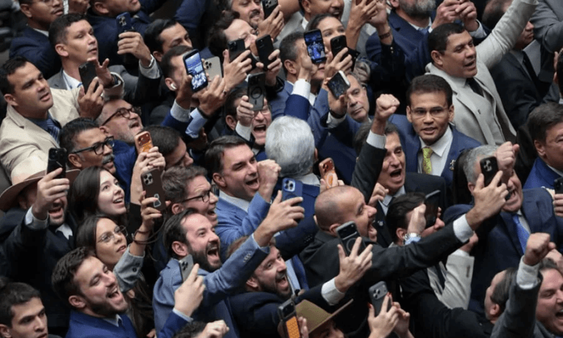 Congresso derruba veto de Lula a projeto que reduz pena de Bolsonaro