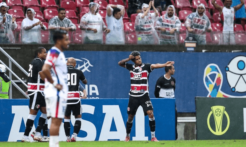 Sob muita chuva na Arena,Santa Cruz vence o Itabaiana na estreia pela Série C
