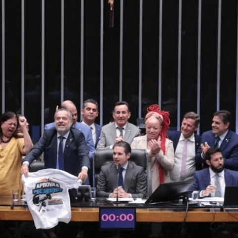 Câmara aprova em 1º turno PEC que cria piso para assistência social