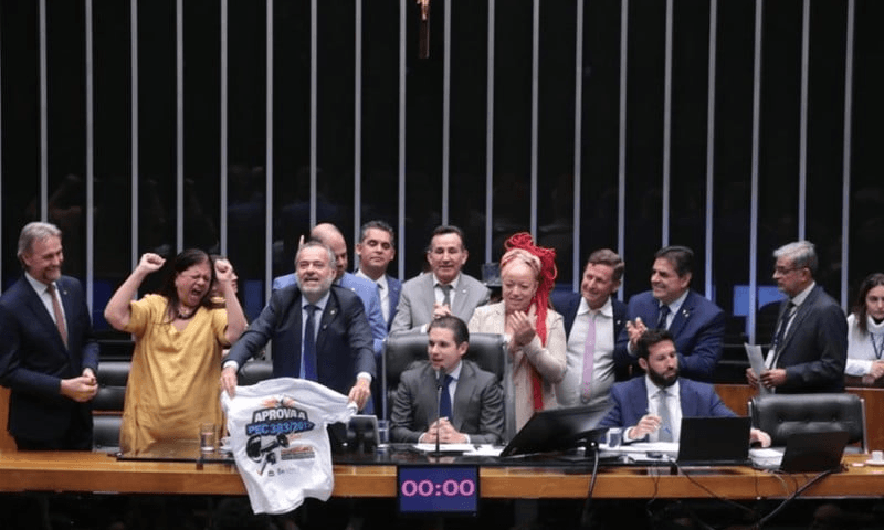 Câmara aprova em 1º turno PEC que cria piso para assistência social