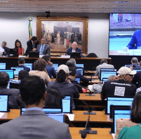 CCJ da Câmara dá aval à PEC que acaba com a escala 6×1