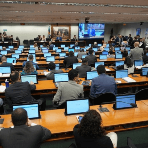 Fim da escala 6×1 é aprovada pela CCJ : saiba quais são os próximos passos para aprovação na Câmara