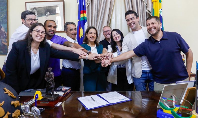 Com previsão de geração de mil empregos diretos, Raquel Lyra anuncia chegada de empresa de Call Center em Caruaru