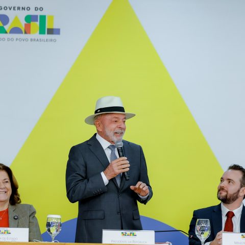 Lula assina Medida Provisória e anuncia o fim da ‘taxa das blusinhas’