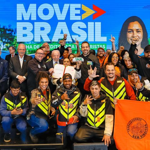Lula anuncia R$ 30 bilhões em crédito para compra de carros por motoristas de aplicativo e taxistas