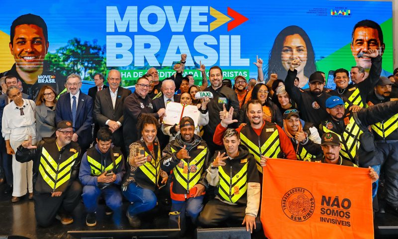 Lula anuncia R$ 30 bilhões em crédito para compra de carros por motoristas de aplicativo e taxistas