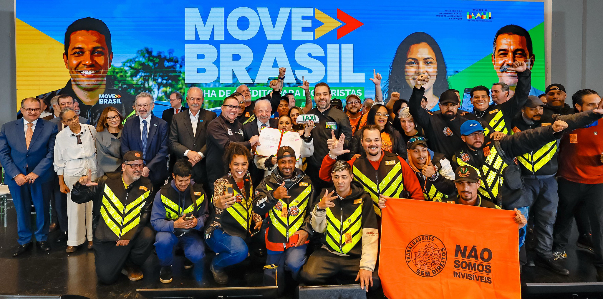Lula anuncia R$ 30 bilhões em crédito para compra de carros por motoristas de aplicativo e taxistas