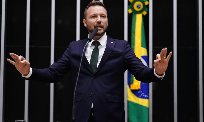 Fim da escala 6×1: Deputado bolsonarista apresenta pedido de vista, e votação da PEC é adiada