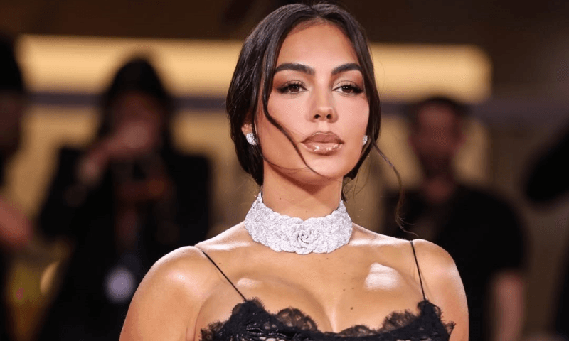 Georgina Rodríguez exibe ensaio de biquíni e chama atenção nas redes sociais