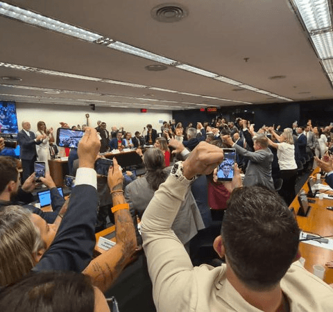 Relatório do fim da escala 6×1 é aprovado em comissão