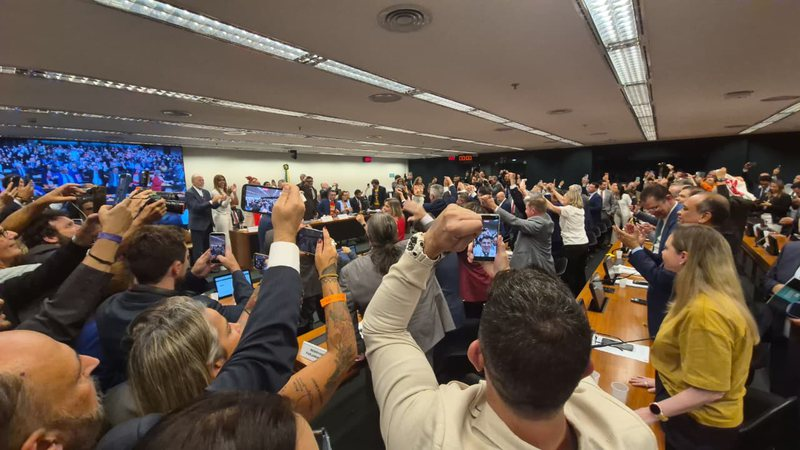 Relatório do fim da escala 6×1 é aprovado em comissão