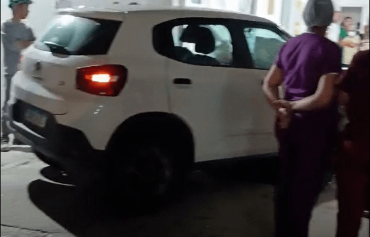 Carro invade maternidade do Hospital Regional Dom Moura em Garanhuns e deixa três mulheres feridas