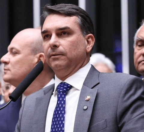Flávio Bolsonaro não assinou três das cinco CPIs sobre o Master que poderia apoiar; registros oficiais contradizem declaração pública do senador
