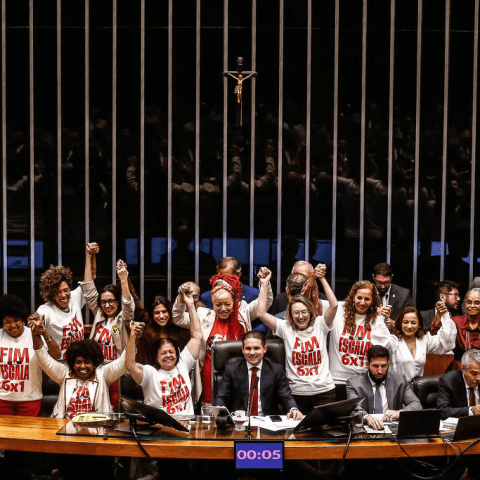 Câmara aprova PEC que acaba com escala 6×1; texto vai ao Senado