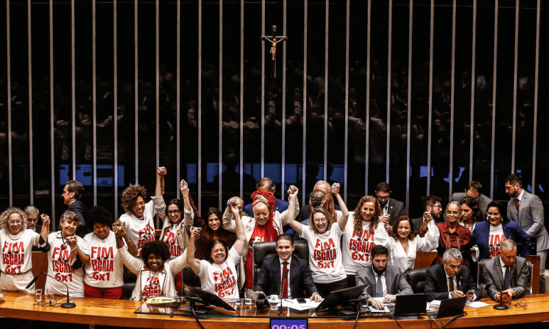 Câmara aprova PEC que  acaba com escala 6×1;  texto vai ao Senado