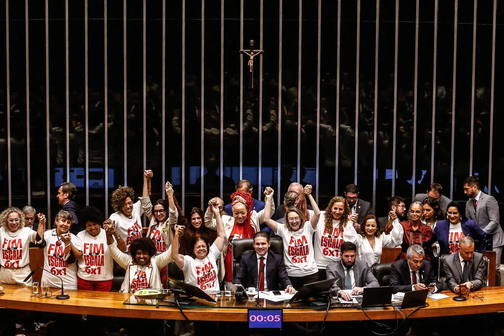 Câmara aprova PEC que  acaba com escala 6×1;  texto vai ao Senado