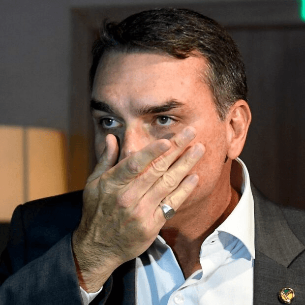Flávio, que agora admite pedido de dinheiro, disse há dois meses que nunca teve contato com Vorcaro