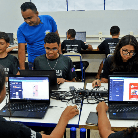Brasil supera 100 mil escolas públicas com internet gratuita